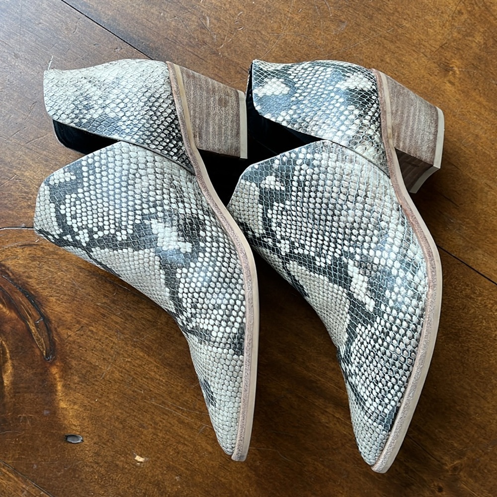 DOLCE VITA Snakeskin Print Booties - Sz 8.5 - Picture 4 of 9